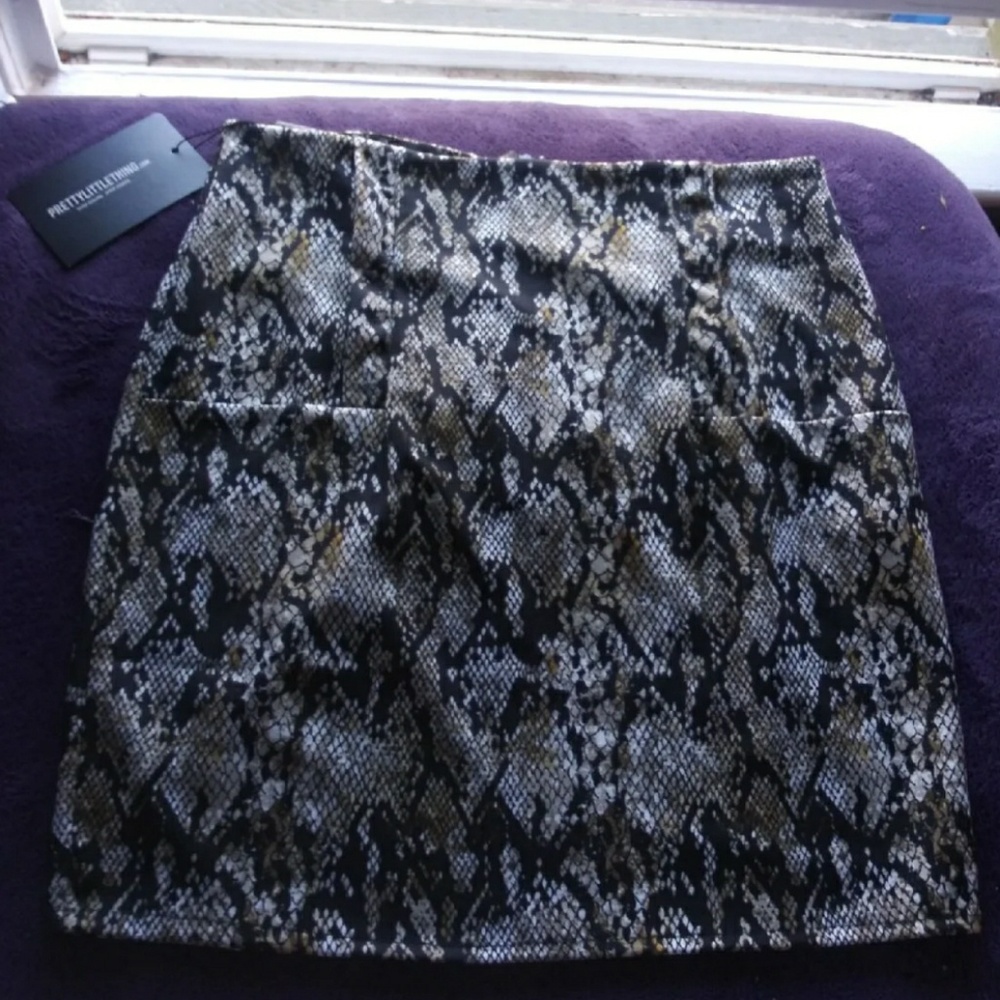 Snake print body con skirt NWT M